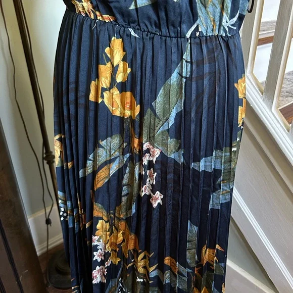 Liquorish pleated zip open back halter dress-Size 8-NWT - Picture 3 of 7